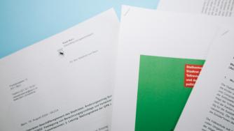 Übereinandergelegte Geschäftsunterlagen