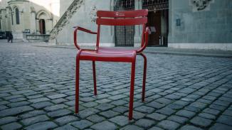 Ein roter Stuhl auf dem Platz vor dem Rathaus