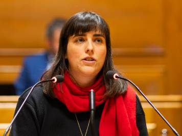 Stadträtin am Redepult im Grossratssaal