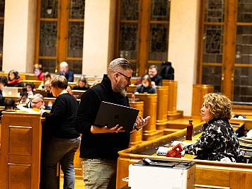 Stadtratsmitglied im Gespräch mit Gemeinderätin Melanie Mettler im Grossratssaal