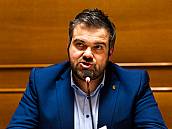 Stadtratspräsident Tom Berger begrüsst die Stadtratsmitglieder zur letzten Sitzung im Jahr