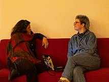 Stadtratsmitglieder im Gespräch im Foyer des Rathauses