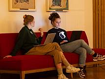 Stadtratsmitglieder im Gespräch im Foyer des Rathauses