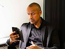 Stadtratsmitglied im Computerraum des Rathauses