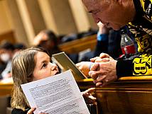 Stadtratsmitglieder im Gespräch im Rathaus