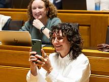 Stadtratsmitglied schiesst ein Handyfoto im Grossratssaal