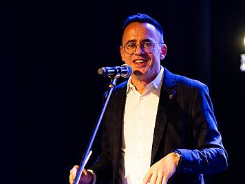 Der Fraktionspräsident der FDP würdigt die Arbeit des abtretenden Präsidenten in einer Rede