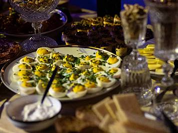 Apéro riche mit Eierspeise, Brot und Käse