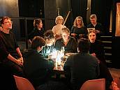 Stadtratsmitglieder beim Lösen des Pub-Quiz