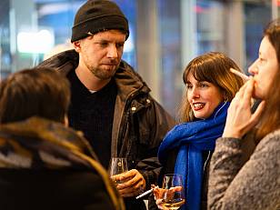 Gäste der Abschlussfeier im Treppenhaus des Sous Soul