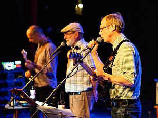 Drei Musiker auf der Bühne