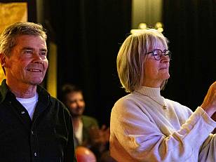 Gäste lauschen dem Konzert