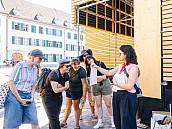 Eine Gruppe Blick gespannt auf die Darbietung der Stadtführerin