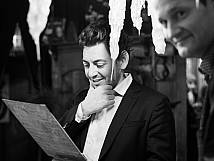 Stadtrat Maurice Lindgren schaut sich das Menü an.