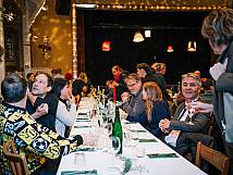 Diverse Gäste zu Tisch.