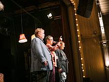 Mitlgieder des Theater Kollektivs Frei_Raum der «Heitere Fahne» stehen am Bühnenrand.