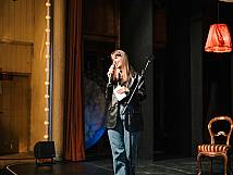 Stadtratspräsidentin Valentina Achermann während einer Ansprache auf der Bühne.