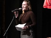 Stadträtin Florence Pärli steht am Mikrofon und hält eine Ansprache.