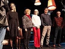 Mitarbeiter des Ratssekretariats stehen auf der Bühne und erhalten dankende Worte von Valentina Achermann.