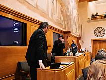 Die Stadtratspräsidentin 2024 übergibt ihrem Nachfolger Stadtratspräsident Tom Berger den Präsidiumssitz