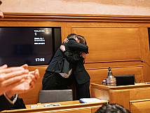 Valentina Achermann gratuliert ihrem Nachfolger Tom Berger zur Wahl zum Stadtratspräsident