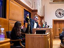 Tom Berger schenkt Valentina Achermann einen YB-Schal