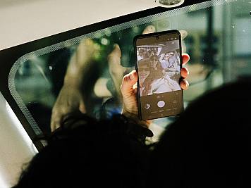 Stadtratsmitglieder machen ein Selfie im Bus