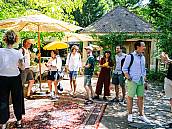 Stadtratsmitglieder stehen zusammen in der Villa Crescenda