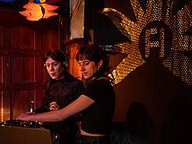 Zwei DJ's beim Auflegen.