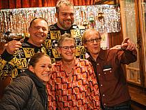 Gruppenbild der Stadtratsmitglieder Tom Berger, Thomas Hofstetter, Salome Mathys, Clemy vom Theater Kollektiv Frei_Raum und Ratsweibel Mago Flück.