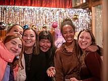 Gruppenbild mit der Slampoetin Jovana Nikic und fünf Stadträtinnen: Judith Schenk, Jelena Filipovic, Eva Cheng, Yasmin Abdullahi und Salome Mathys.