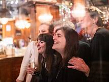 Stadtratsmitglieder posieren für ein Gruppenfoto.