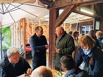 Pächter und Besucher im angeregten Gespräch.