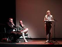 Tom Berger, Brian Ruchti hören zu und Franziska Geiser hält eine Ansprache