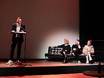 Nik Eugster hält seine Rede, Marieke Kruit, Bruno Steiner und Franziska Geiser hören zu