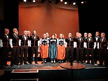 Jodlerklup Lorraine-Breitenrain auf der Bühne des Progers in ganzer Formation