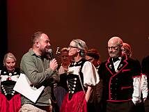 Brian Ruchti tritt auf die Bühne und spricht mit einer Sängerin des Jodlerklubs Lorraine-Breitenrain