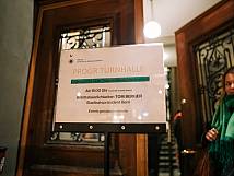 Schild mit dem Wegweiser zur Präsidiumsfeier