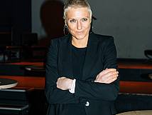 Beatrice Wertli vor der Bühne im Proger