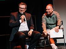 Stadtratspräsident Tom Berger und Moderator Brian Ruchti sitzend auf der Bühne