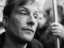 Stadtrat Raffael Joggi während der Fahrt im Extra-Bus.