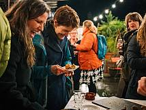 Gemeinderätin Franziska Teuscher und Stadträtin Anna Leissing beim Buffet.