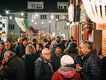 Altstadtratspräsident Thomas Göttin und weitere Gäste beim Apéro vor der Heiteren Fahne.