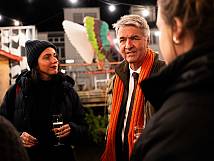 Stadtpräsident Alec von Graffenried steht mit einer Gruppe, links im Bild Stadträtin Simone Richner mit Glas.