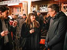 Stadtratspräsidentin Valentina Achermann im Gespräch mit Grossrat Claude Grosjean; links im Bild Stadtrat Maurice Lindgren mit Glas.