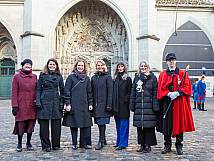 Frauen in der Politik mit Stadtpräsidentin und einem Ratsweibel vor dem Berner Münsterportal