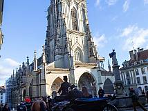 Tom Berger und Valentina Achermann von hinten in der Kutsche vor dem Münsterturm