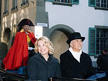 Die Stadtpräsidentin Marieke Kruit und Gemeinderat Alec von Graffenried vor dem Rathaus in einer Kutsche 